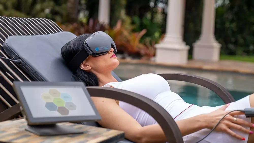 Woman poolside lying down on a lawn-chair using the iMRS prime Exagon